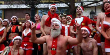 Polugoli Djeda Mrazovi trčali ulicama Budimpešte, hladnoća ih nije zaustavila