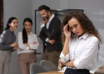 Statusna diskriminacija je ponižavanje ljudi da su neškolovani.