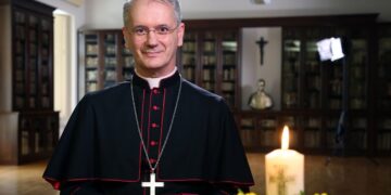 Nadbiskup žrtve zlostavljanja uništava sudom!