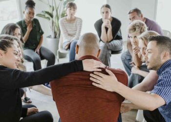 Samoća unatoč društvu….što o tome kaže najmočniji psihijatar