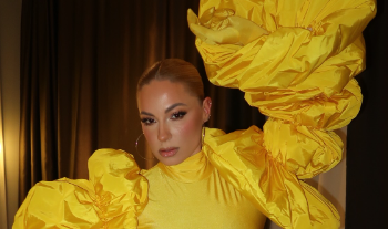 Sara Jo u zanimljivom izdanju na dočeku Nove godine: Kostim s napuhanim rukavima i mini suknjom