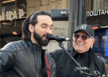 Željko Samardžić zapjevao s uličnim sviračem u Knez Mihajlovoj, prolaznici uživali u nastupu