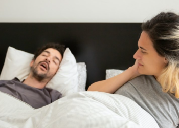Nećete vjerovati zašto se vi budite od hrkanja, a partner spava duboko cijelu noć