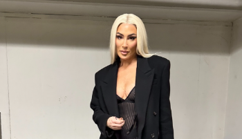 Senidah zapalila internet: Plava kosa, prozirno tijelo i poruka koja pali maštu