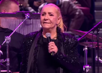 Vesna Zmijanac pjevala na Vučićevom mitingu: „Uvijek uz vlast!“ – a kćerka Nikolija javno protiv iste te vlasti