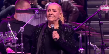 Vesna Zmijanac pjevala na Vučićevom mitingu: „Uvijek uz vlast!“ – a kćerka Nikolija javno protiv iste te vlasti