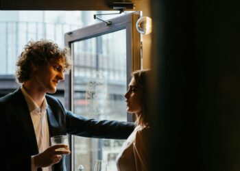 Ovih 6 znakova otkriva da netko flertuje s vama