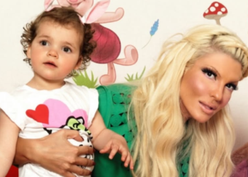 Jelena Karleuša se prisjetila djetinjstva na Uskrs: “Baka je farbala jaja, a ja vrtjela oca oko malog prsta”