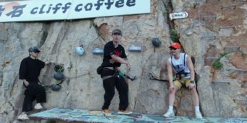 Najekstremniji kafić na svijetu visi 60 metara iznad mora – kava košta 50 eura, a do nje se spuštaš užetom