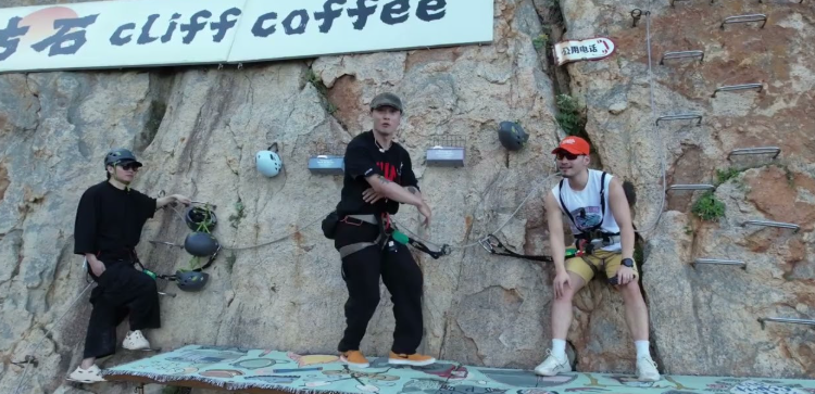 Najekstremniji kafić na svijetu visi 60 metara iznad mora – kava košta 50 eura, a do nje se spuštaš užetom