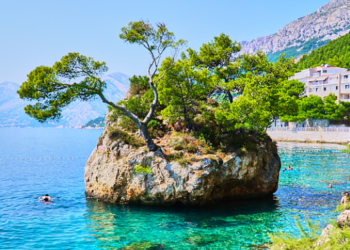 Zašto je Kamen Brela postao simbol Makarske rivijere? Priča o “šakanu”