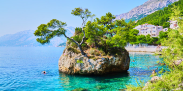 Zašto je Kamen Brela postao simbol Makarske rivijere? Priča o “šakanu”