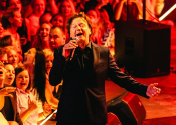 Dirljiv trenutak na koncertu Zdravka Čolića: Poljubio ruku svojoj mladalačkoj ljubavi Jasni Orneli Bery