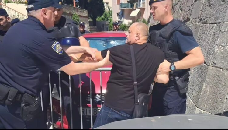Prosvjed pred kućnim pragom novinara: Gdje završava sloboda okupljanja?