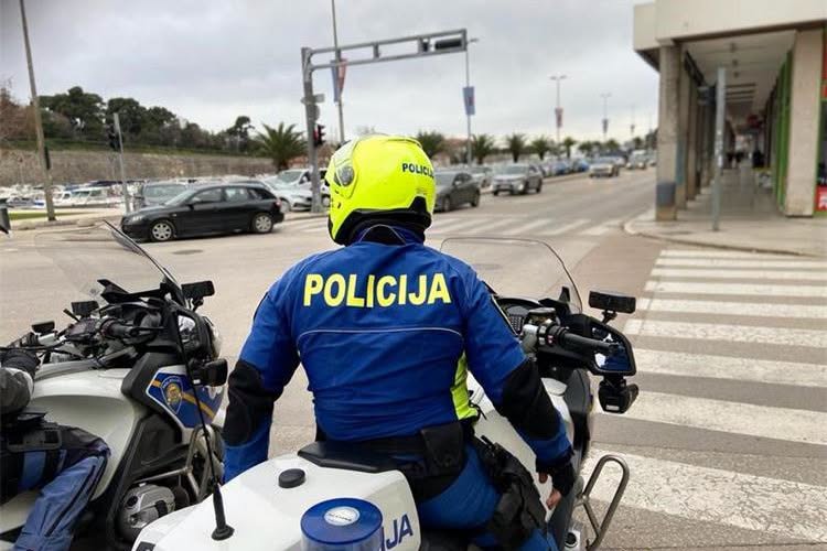 BIJES GRAĐANA NA MEDIJE: “Imenujte kriminalce u plavim odorama!”